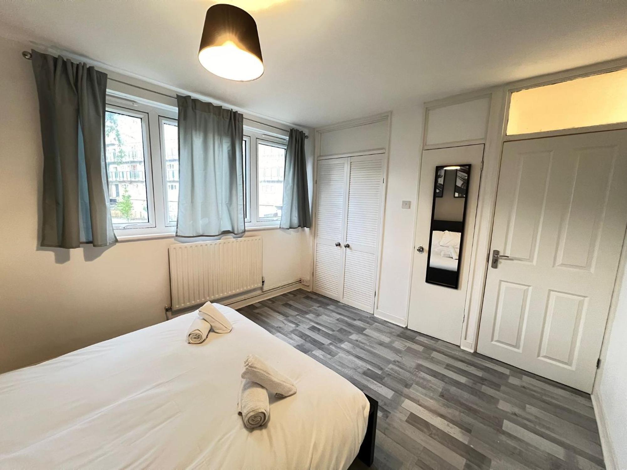 2 Bed Flat In Canary Wharf