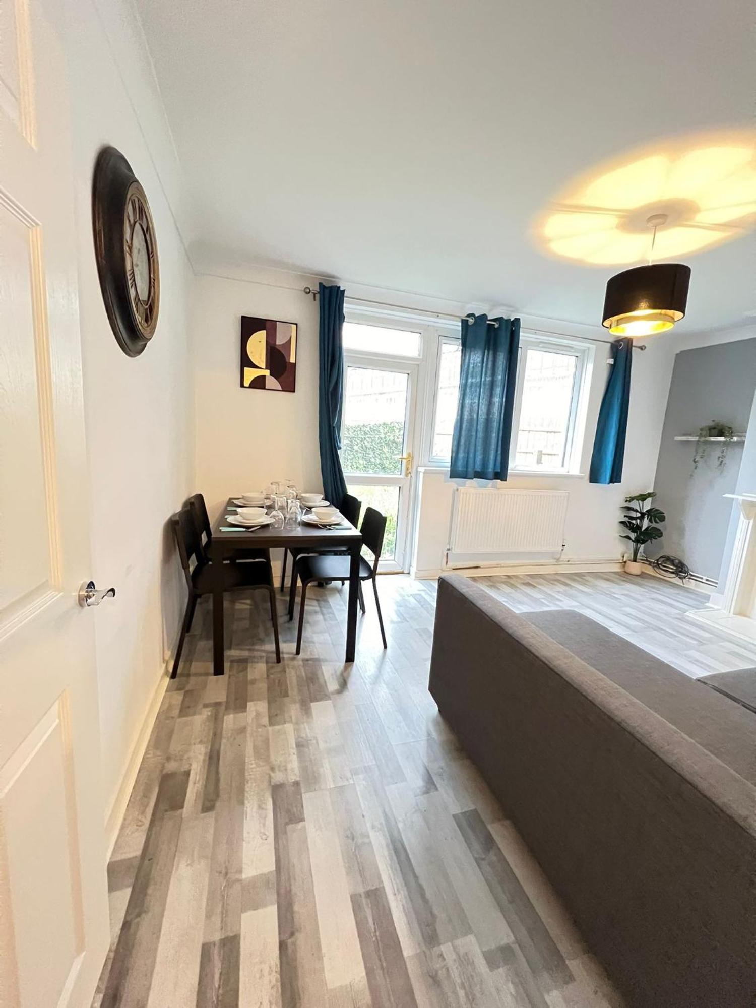 2 Bed Flat In Canary Wharf