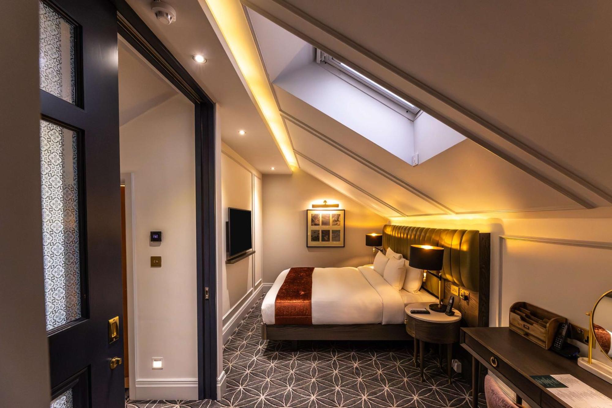 100 Queen's Gate London, Curio Collection By Hilton Londres