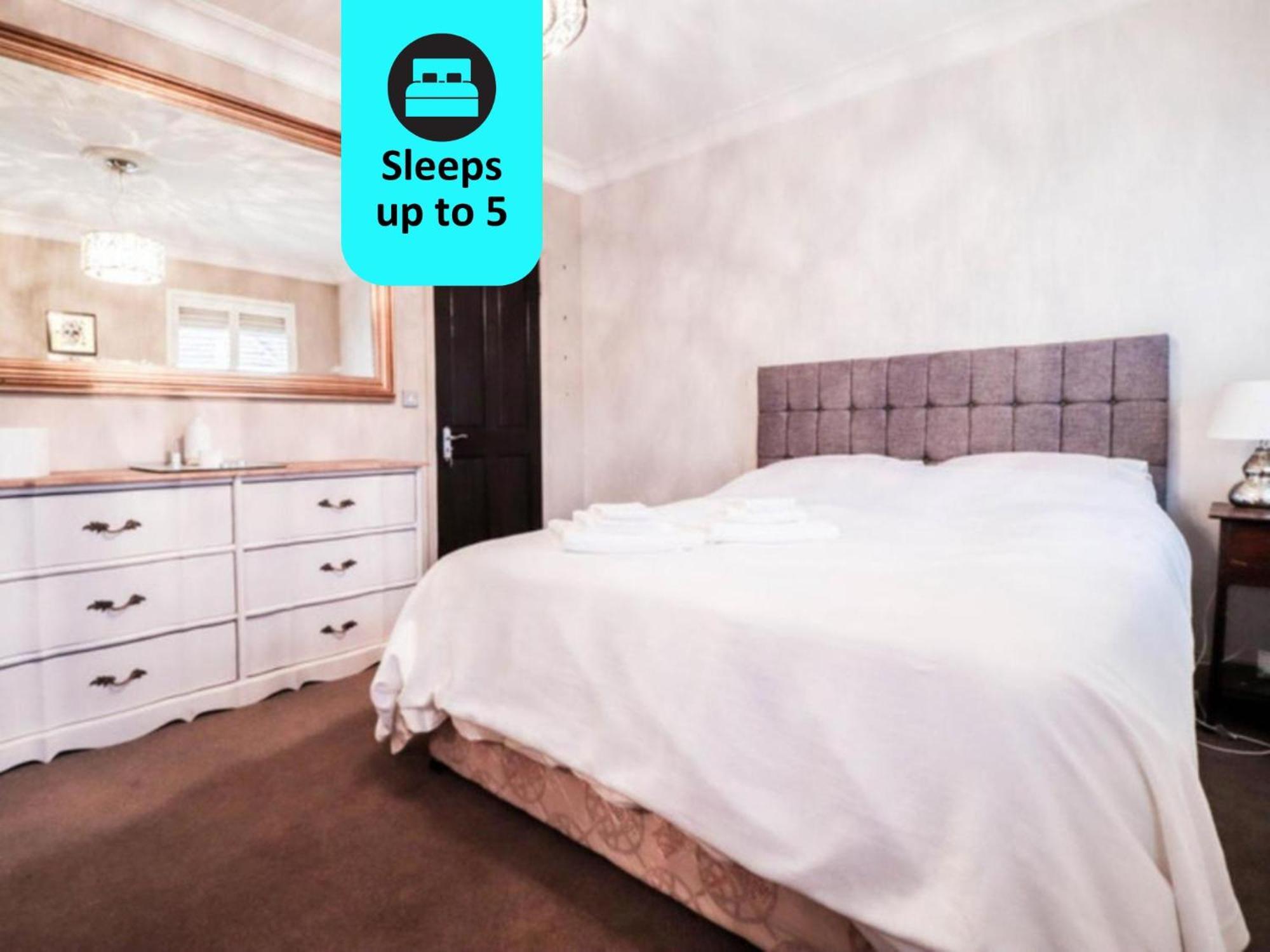 Chic 3-bedroom Family Retreat In Stratford, Fast Internet And Near Shops Feriehus London