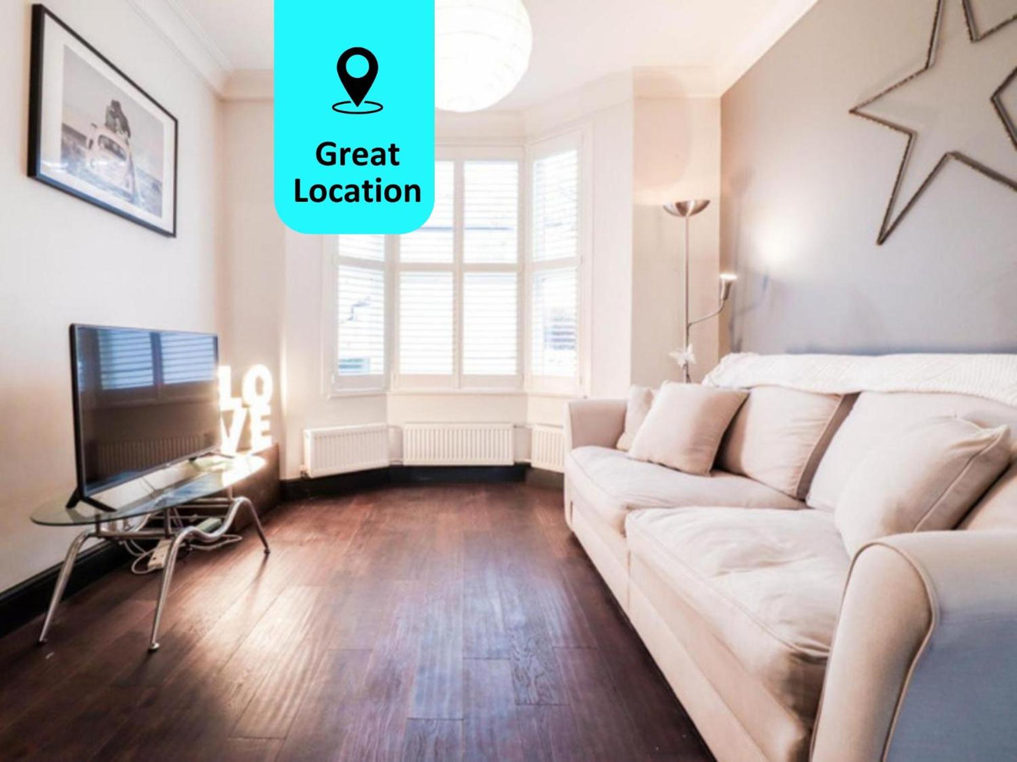 Chic 3-bedroom Family Retreat In Stratford, Fast Internet And Near Shops Feriehus