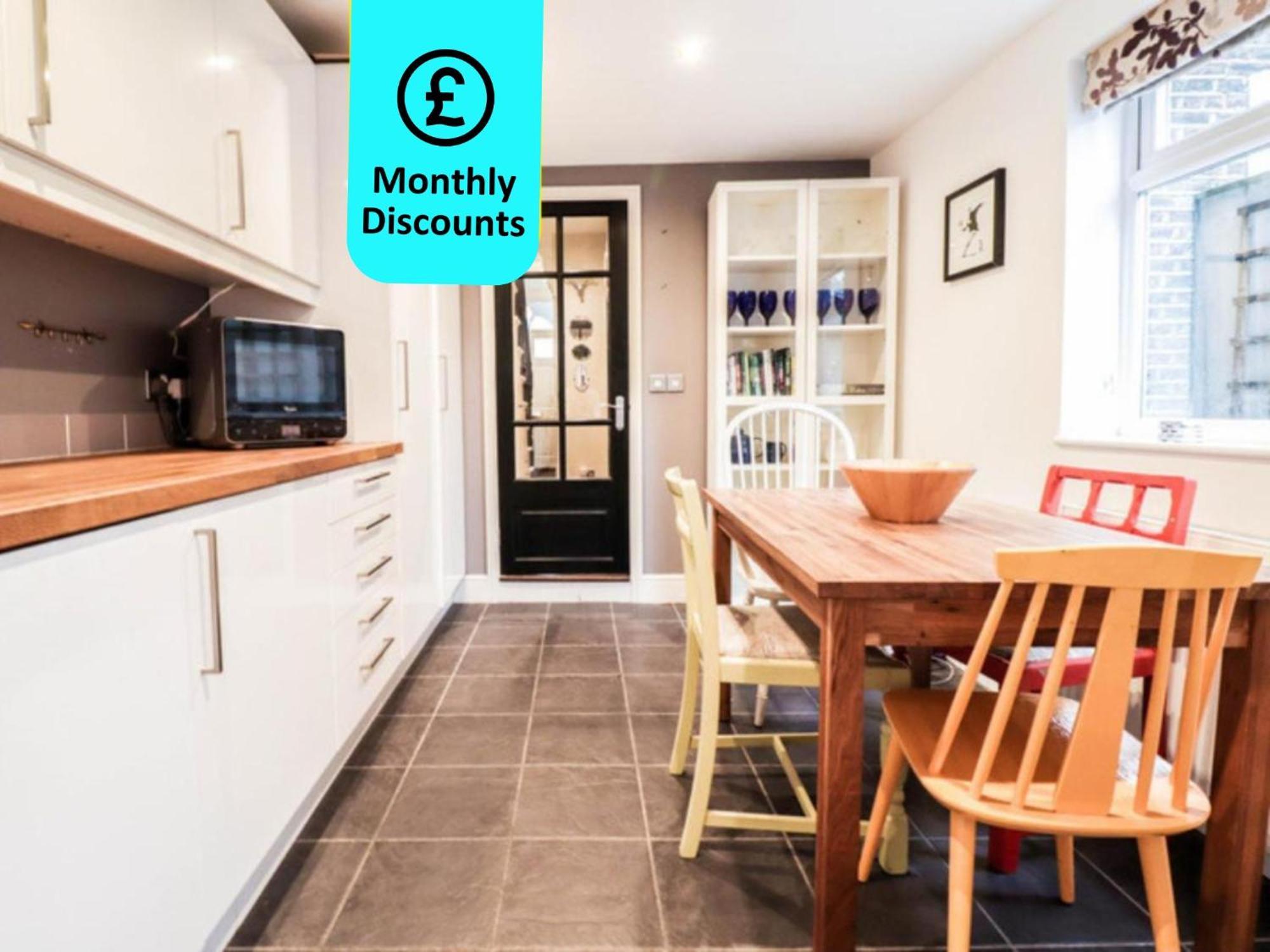 Chic 3-bedroom Family Retreat In Stratford, Fast Internet And Near Shops Feriehus *
