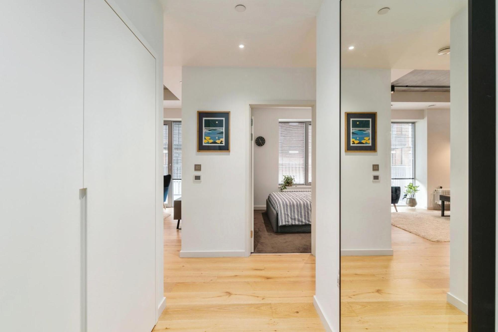 Apartment Chic 2 Bedroom Flat With Balcony