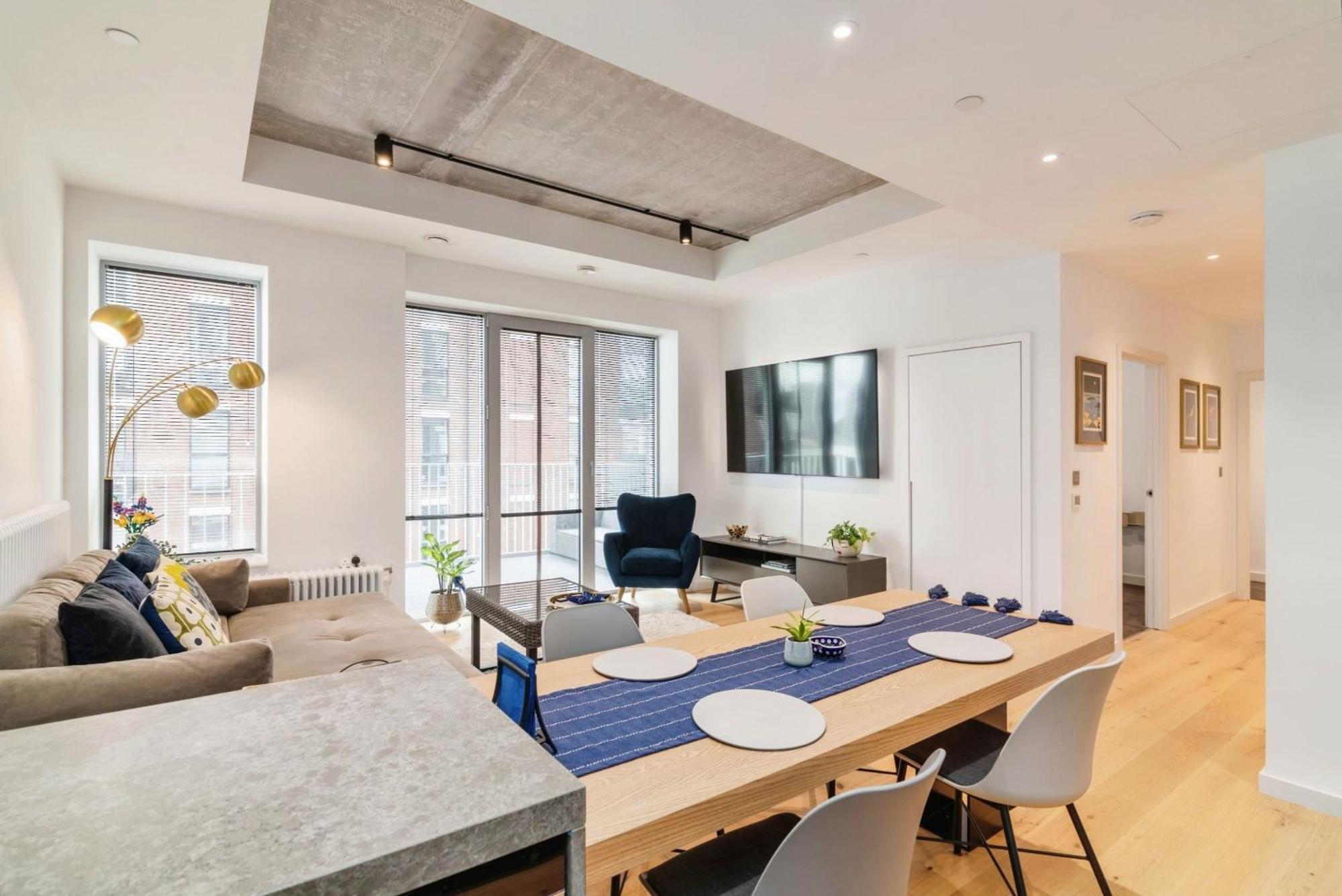Apartment Chic 2 Bedroom Flat With Balcony *