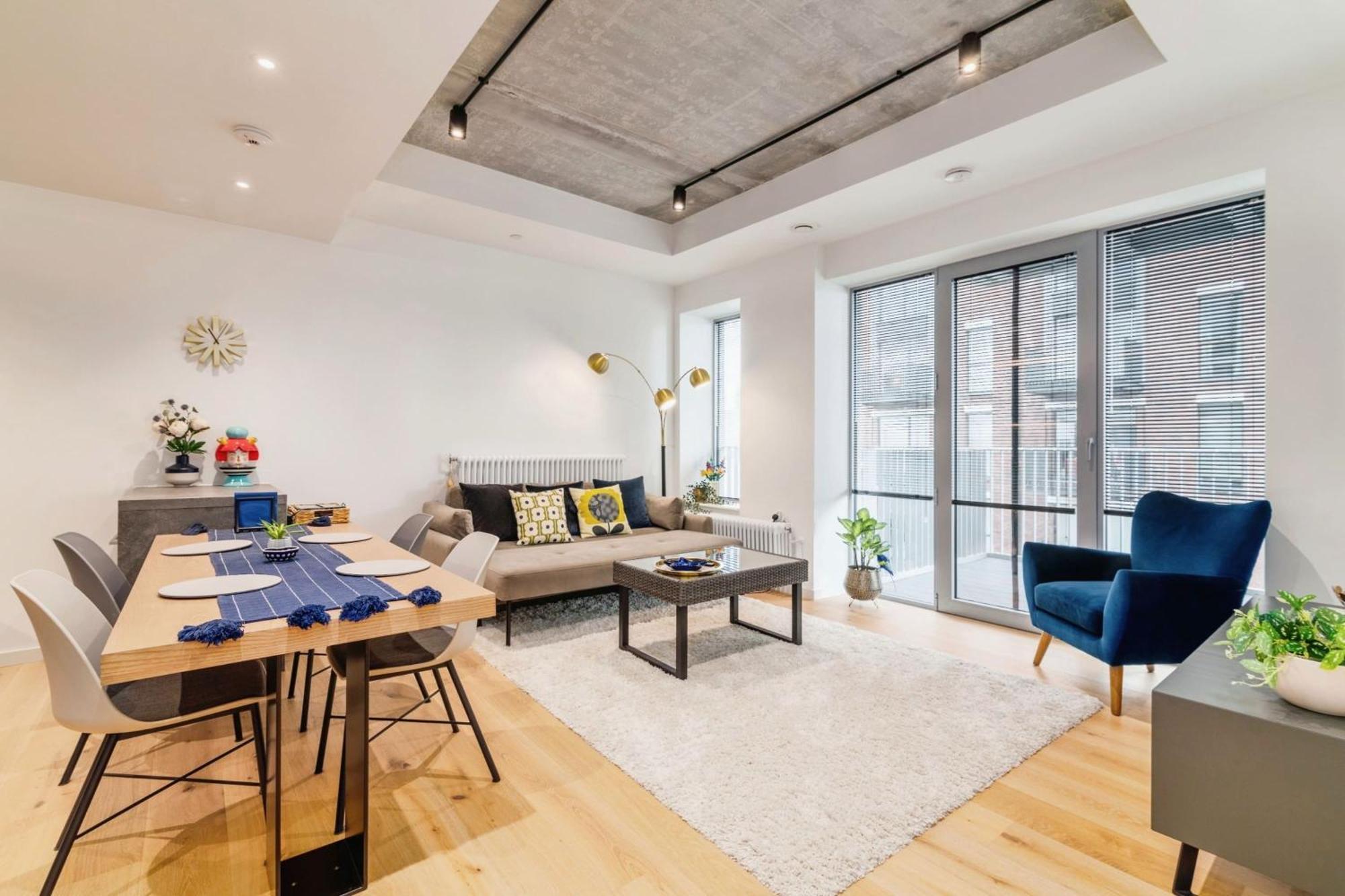 Chic 2 Bedroom Flat With Balcony
