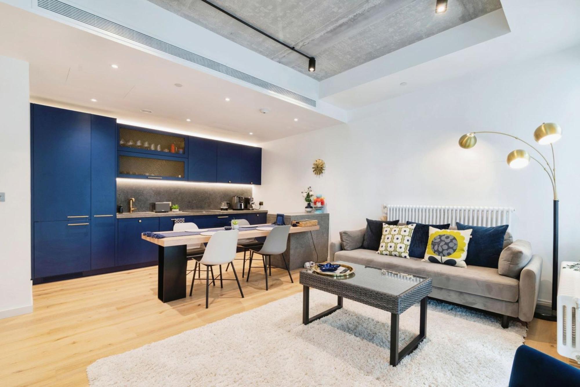 Apartment Chic 2 Bedroom Flat With Balcony
