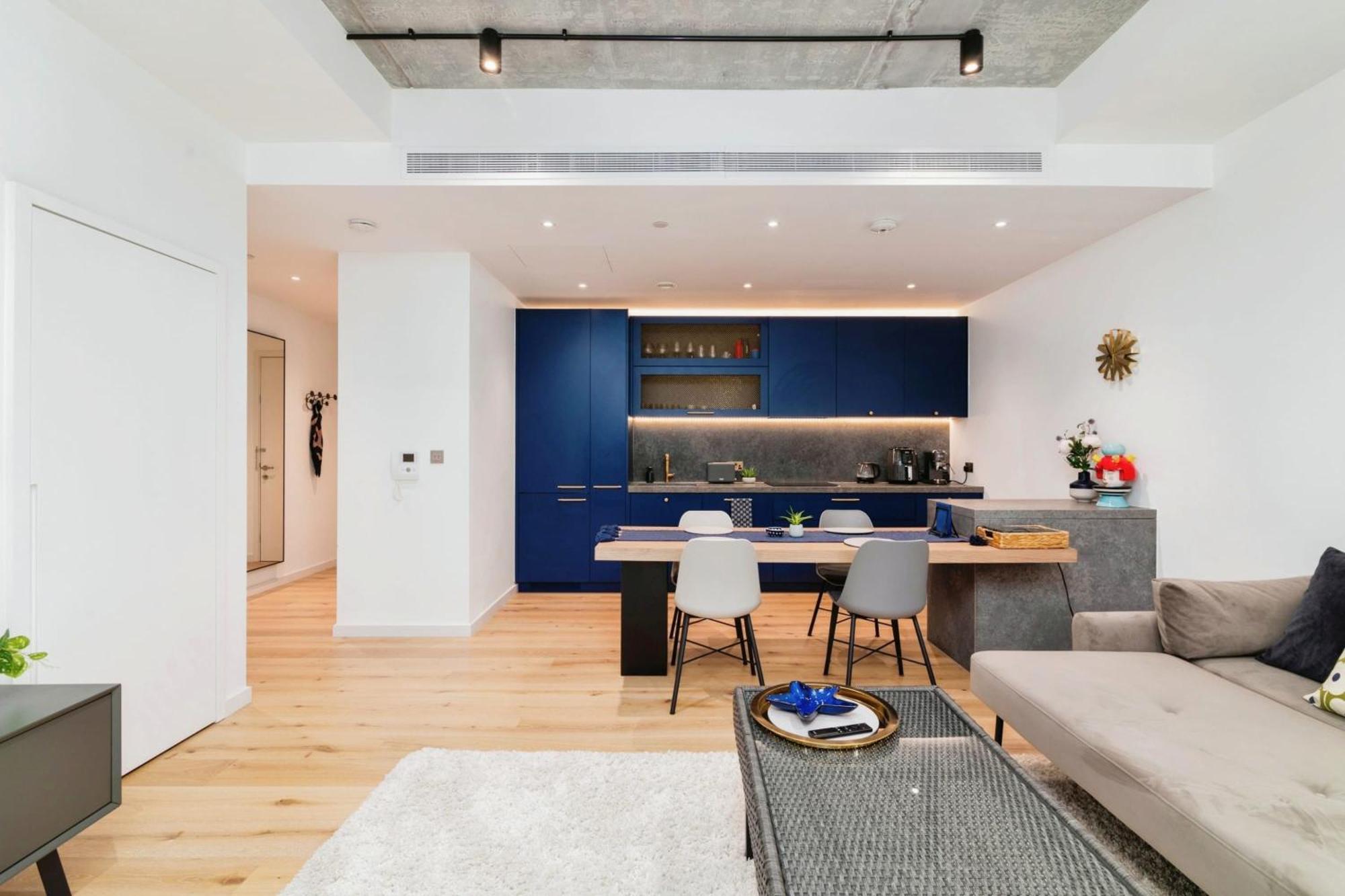 Apartment Chic 2 Bedroom Flat With Balcony *