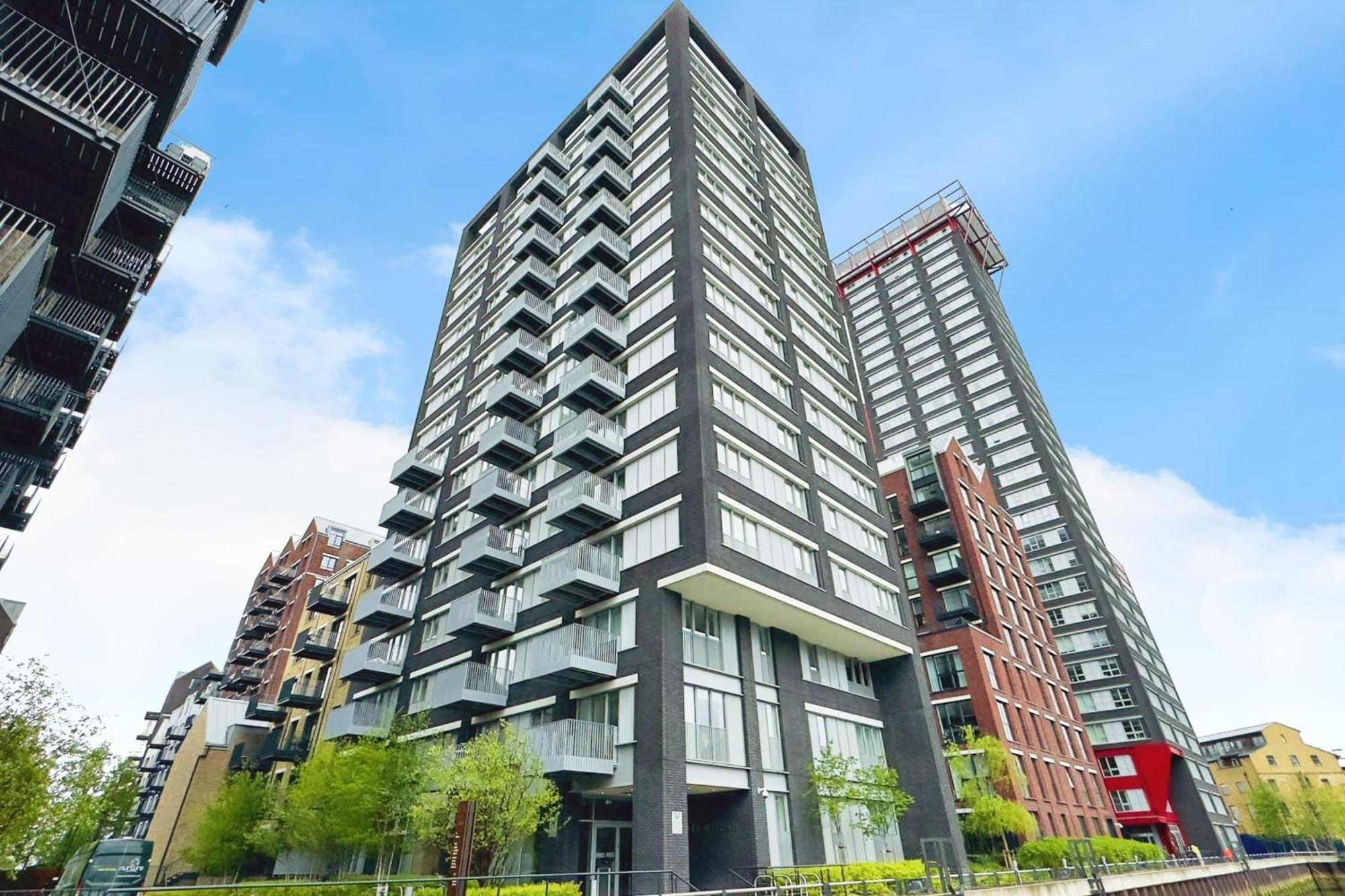 Chic 2 Bedroom Flat With Balcony *