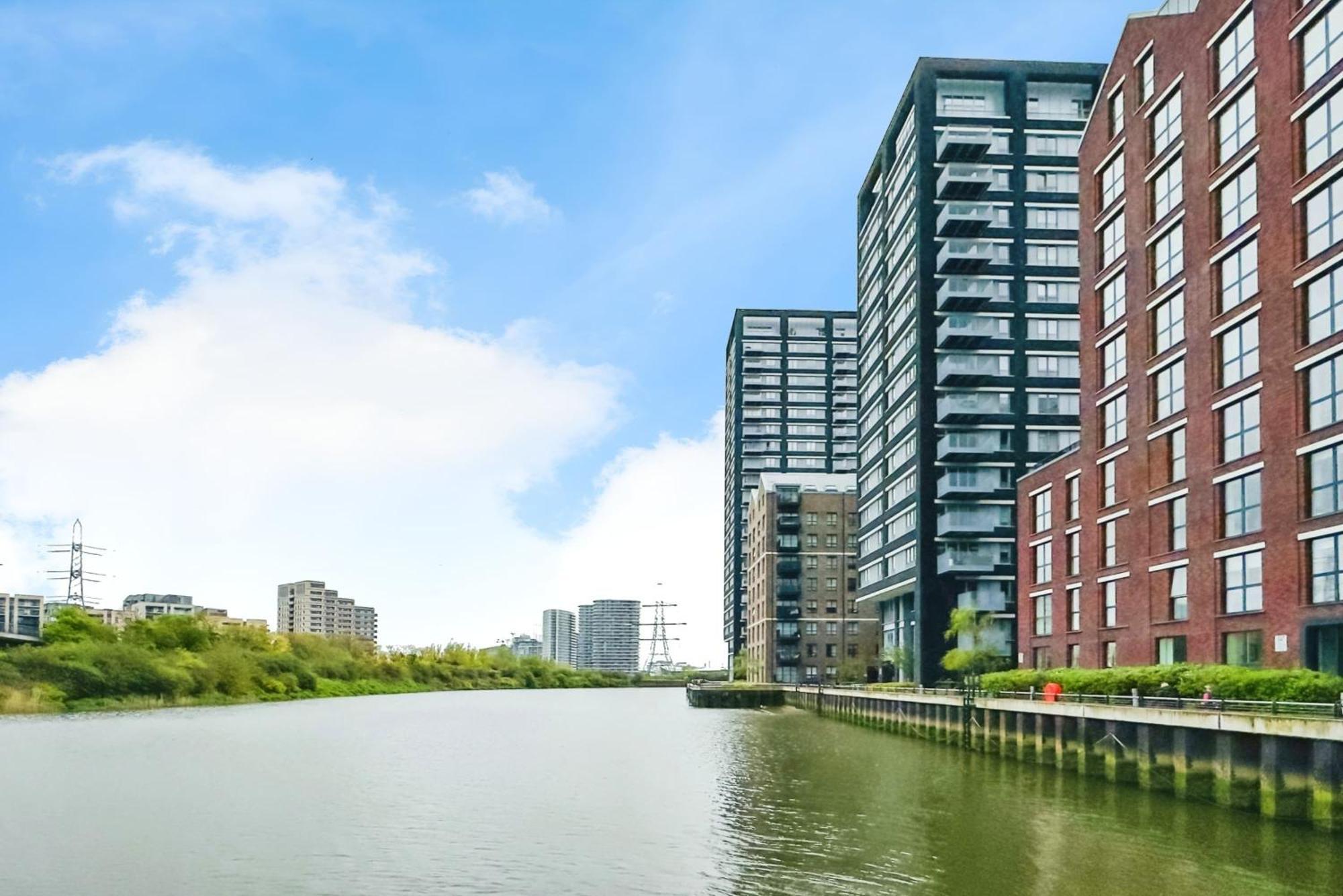 Chic 2 Bedroom Flat With Balcony Apartment