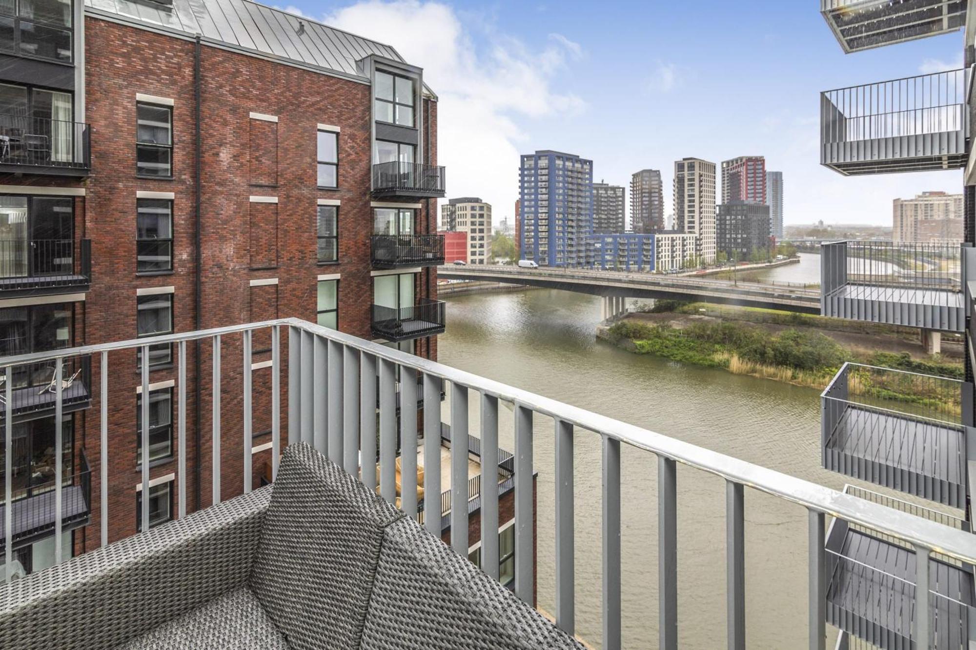 Apartment Chic 2 Bedroom Flat With Balcony