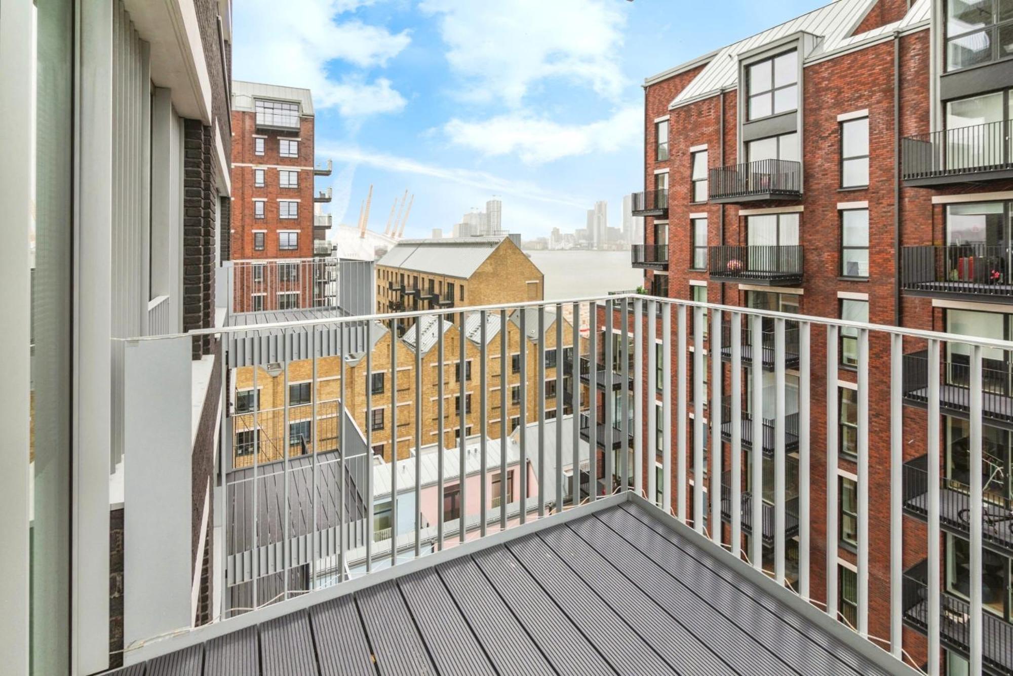 Chic 2 Bedroom Flat With Balcony Apartment *