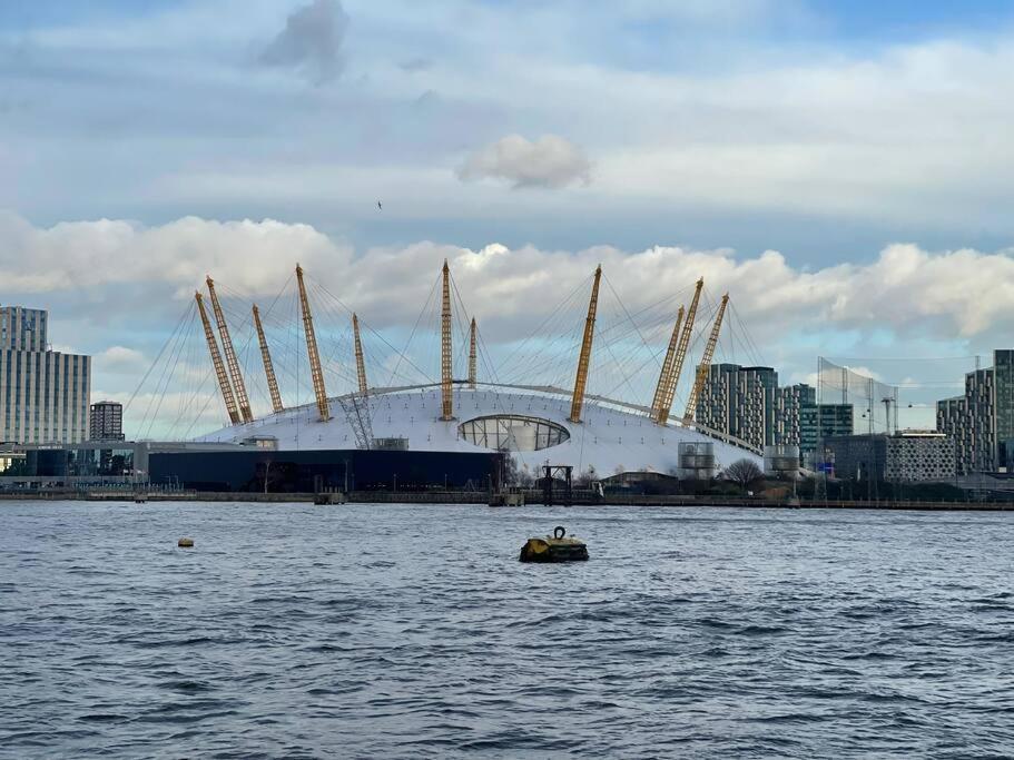Luxury Penthouse In Canary Wharf - 3 Bedroom / 2 Bathroom Appartement Londen