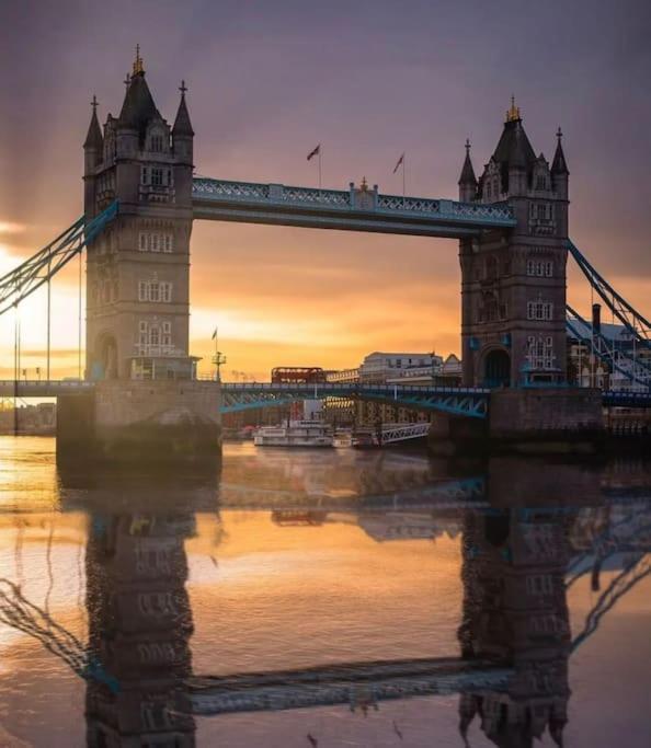 Luxury Penthouse In Canary Wharf - 3 Bedroom / 2 Bathroom Appartement Londen
