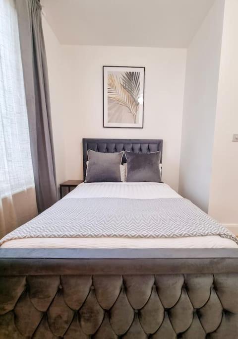 Stylish And Cosy 2 In W Private Parking Apartment London