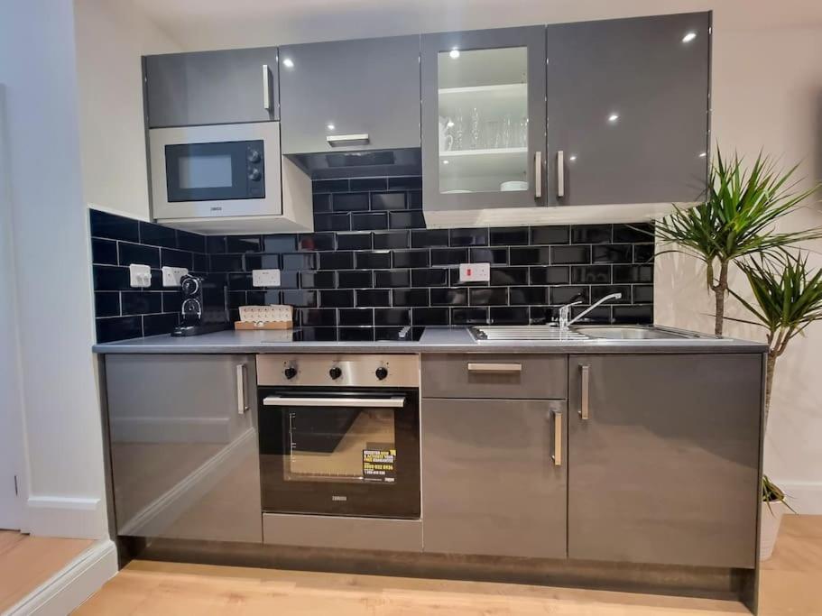 Stylish And Cosy 2 In W Private Parking * London