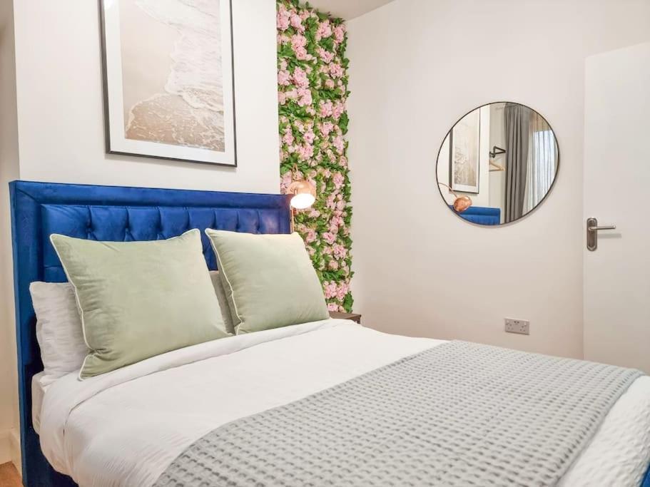 Stylish And Cosy 2 In W Private Parking * London