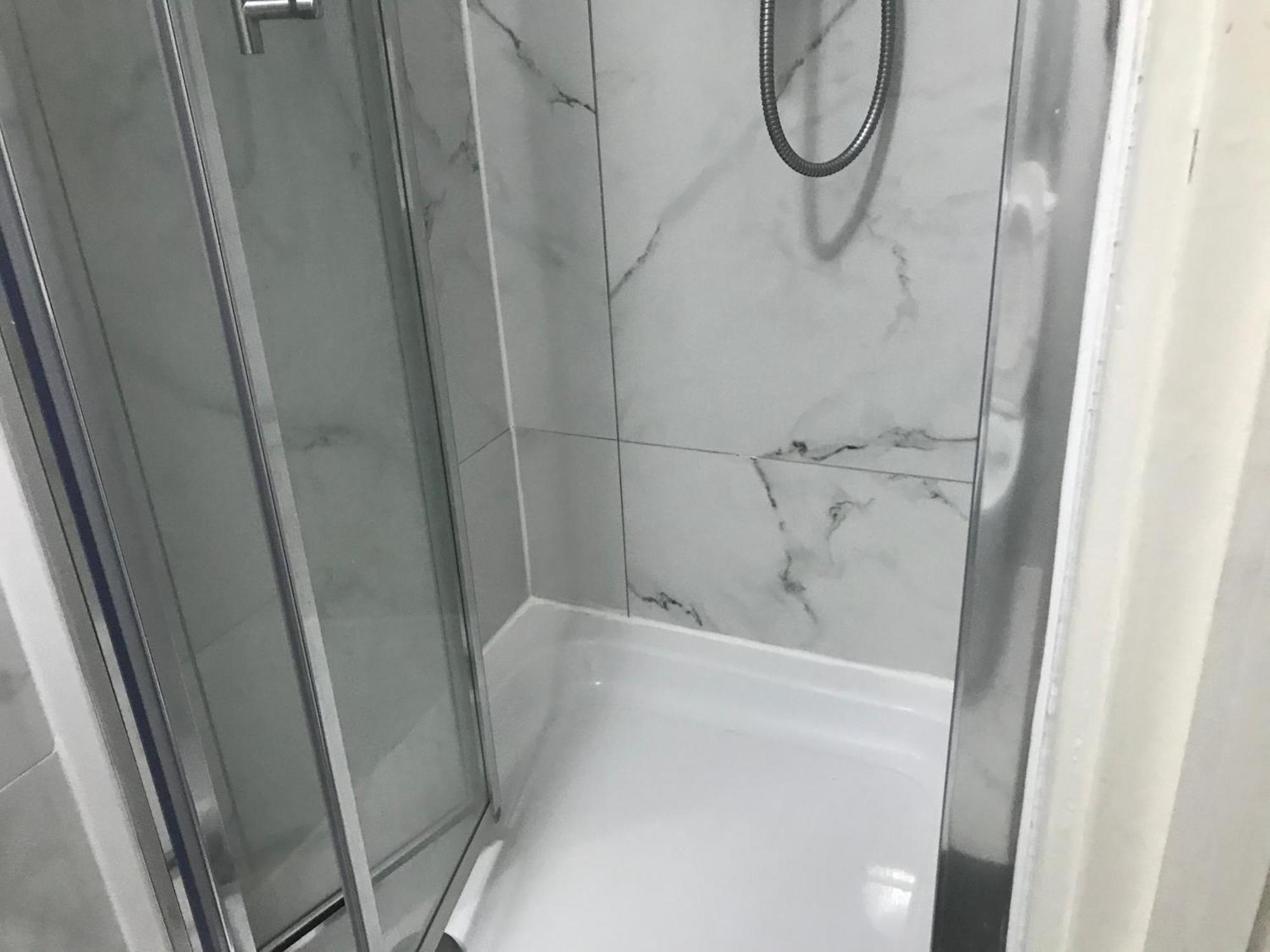 Leilighet Ensuite With Kitchen Ext Large With Balcony In Zone 2 London