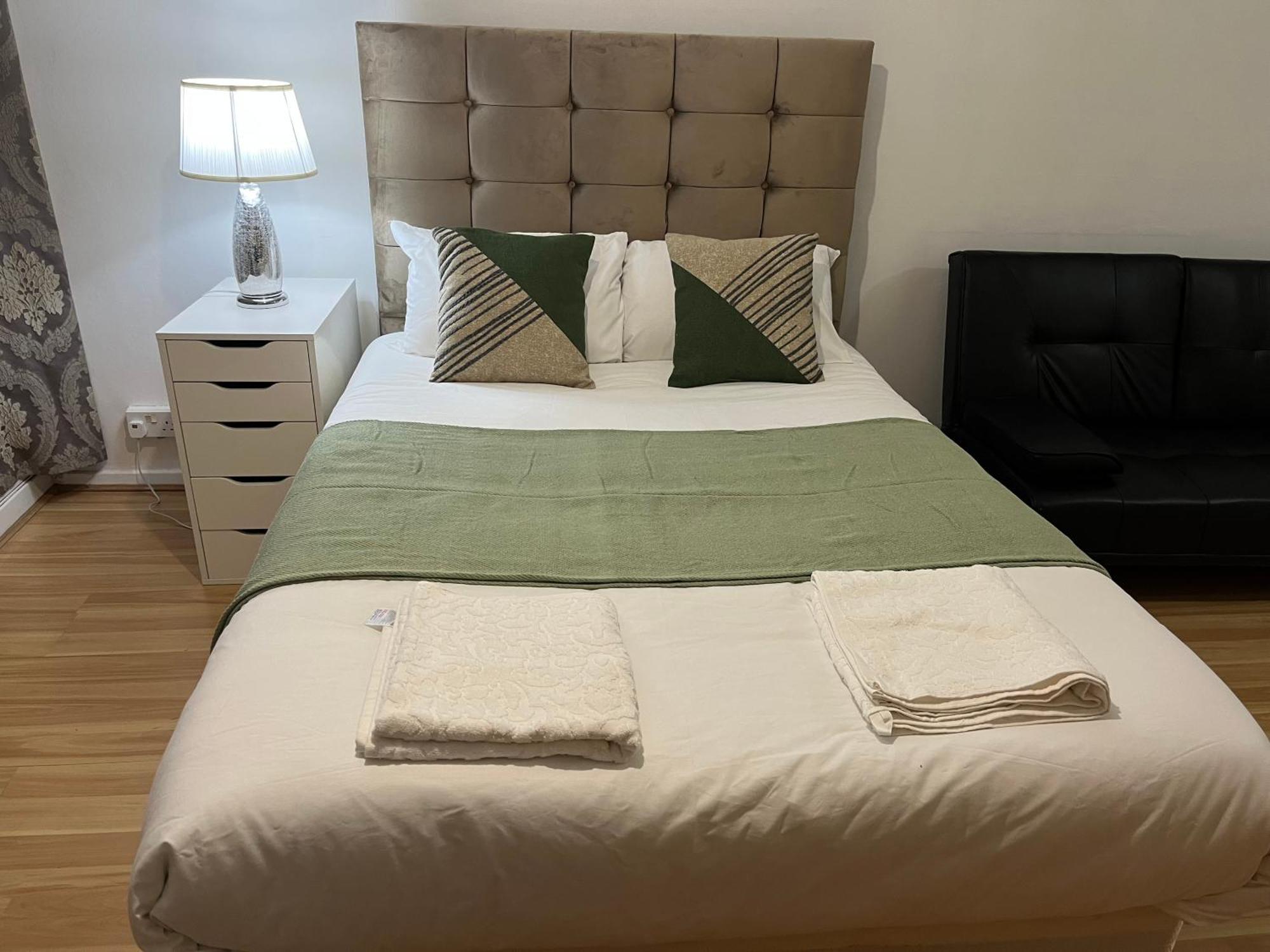 Ensuite With Kitchen Ext Large With Balcony In Zone 2 London