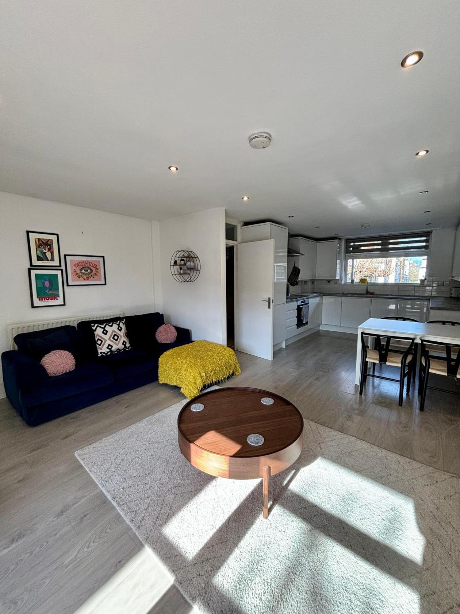 2 Bed, Open Plan, Modernised Flat, Canary Wharf London
