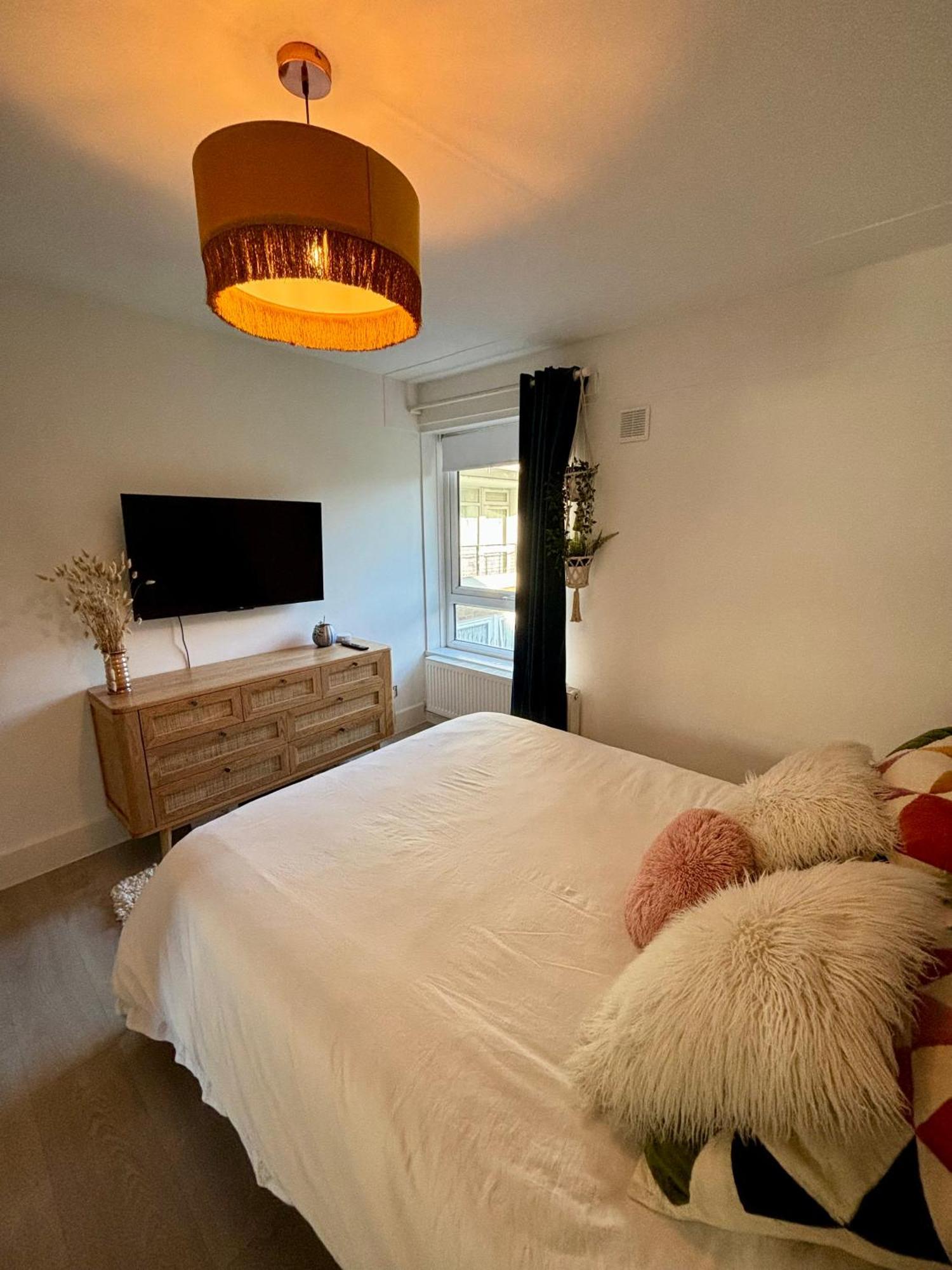 2 Bed, Open Plan, Modernised Flat, Canary Wharf Leilighet
