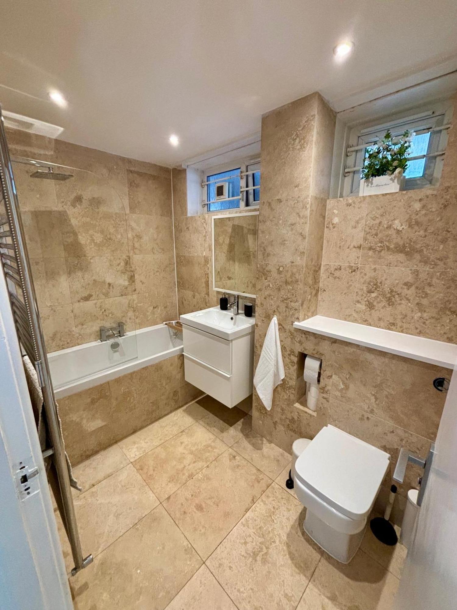 2 Bed, Open Plan, Modernised Flat, Canary Wharf London