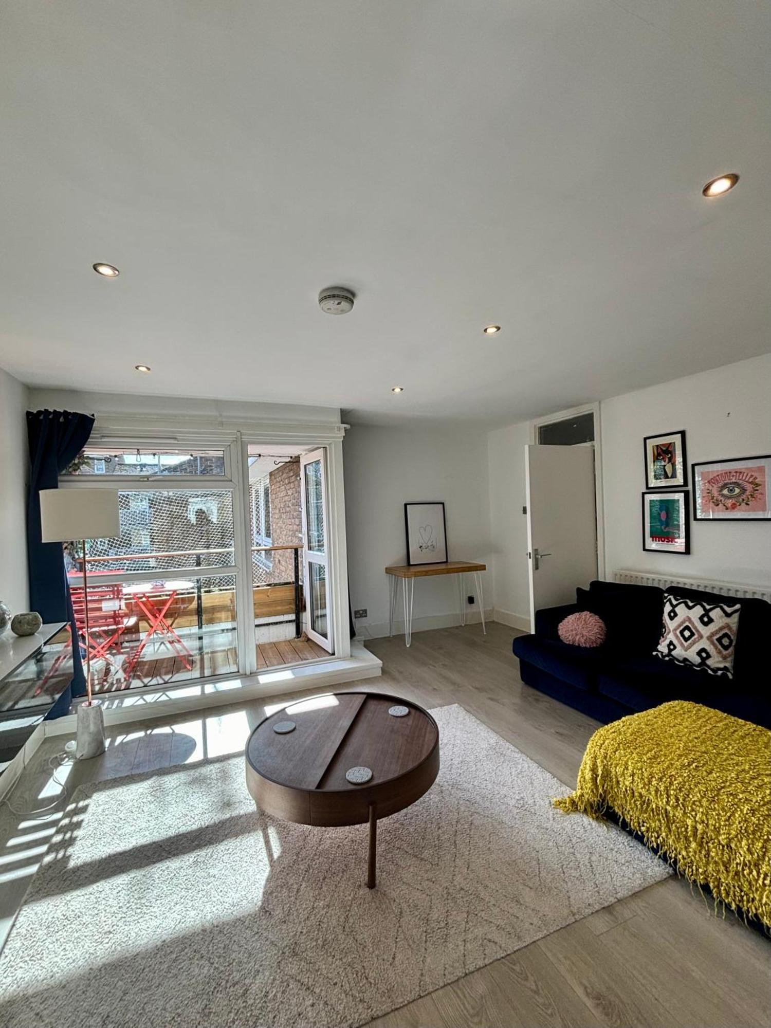 2 Bed, Open Plan, Modernised Flat, Canary Wharf * London