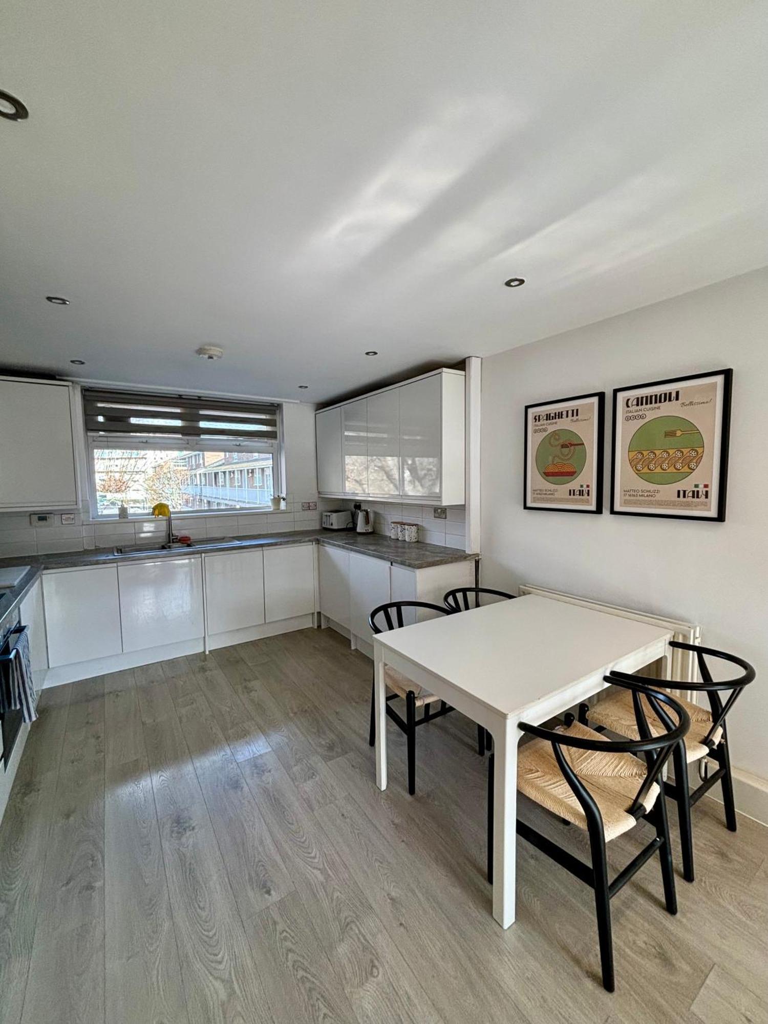 2 Bed, Open Plan, Modernised Flat, Canary Wharf Leilighet London