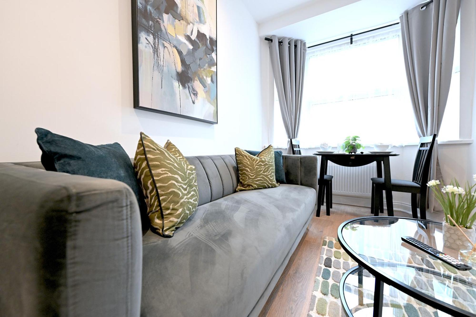 Bright & Large 3 Bed Flat In Apartment