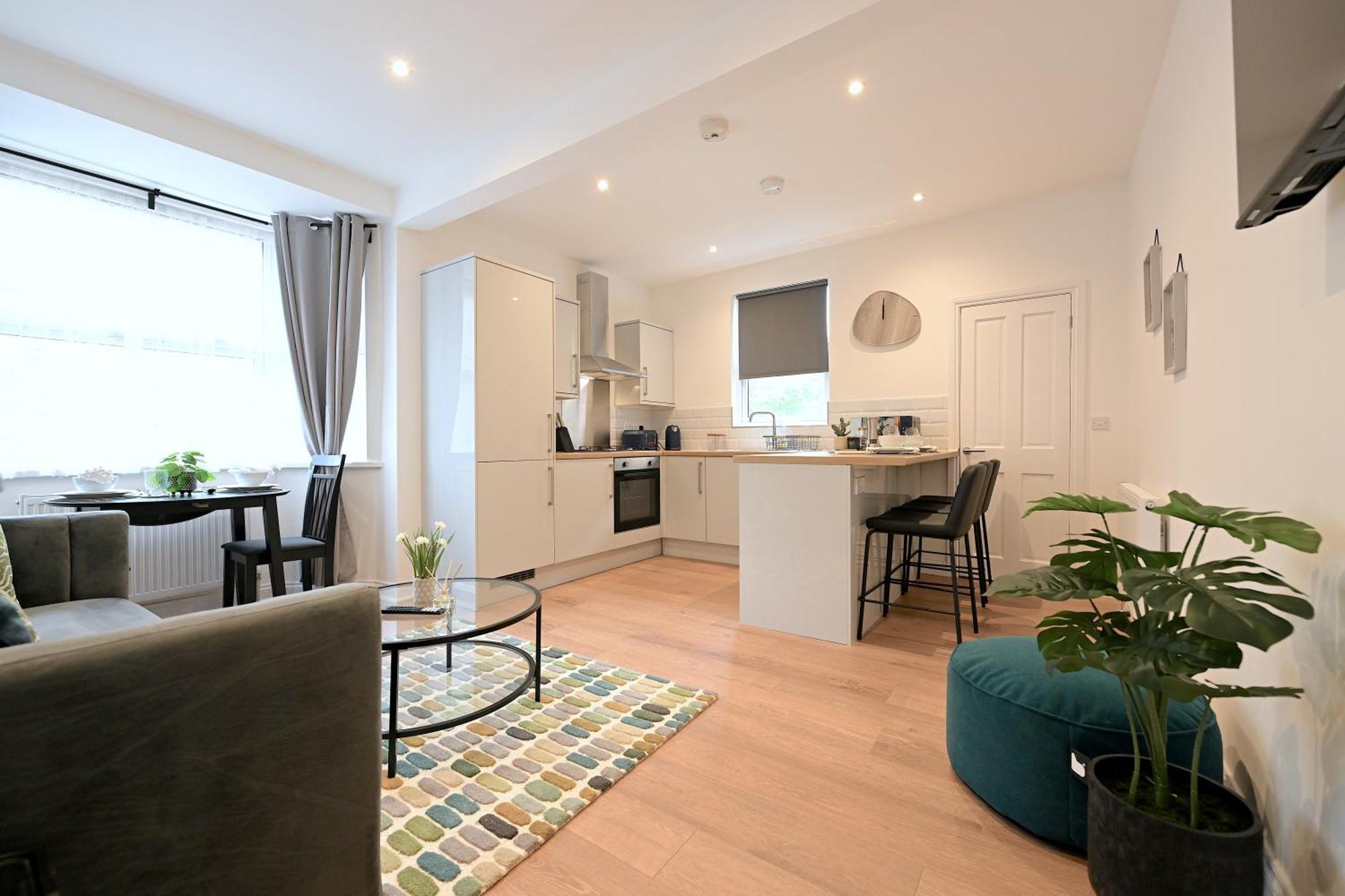 Apartment Bright & Large 3 Bed Flat In *