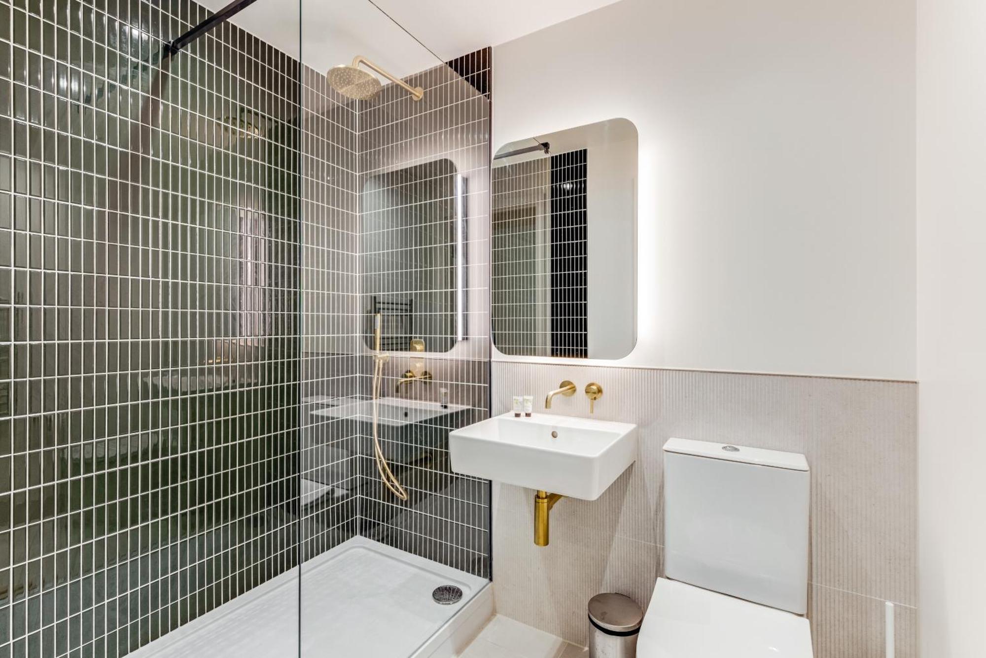 Khayat Homes - The Great Escape - 3 Bed Luxury Apartment London