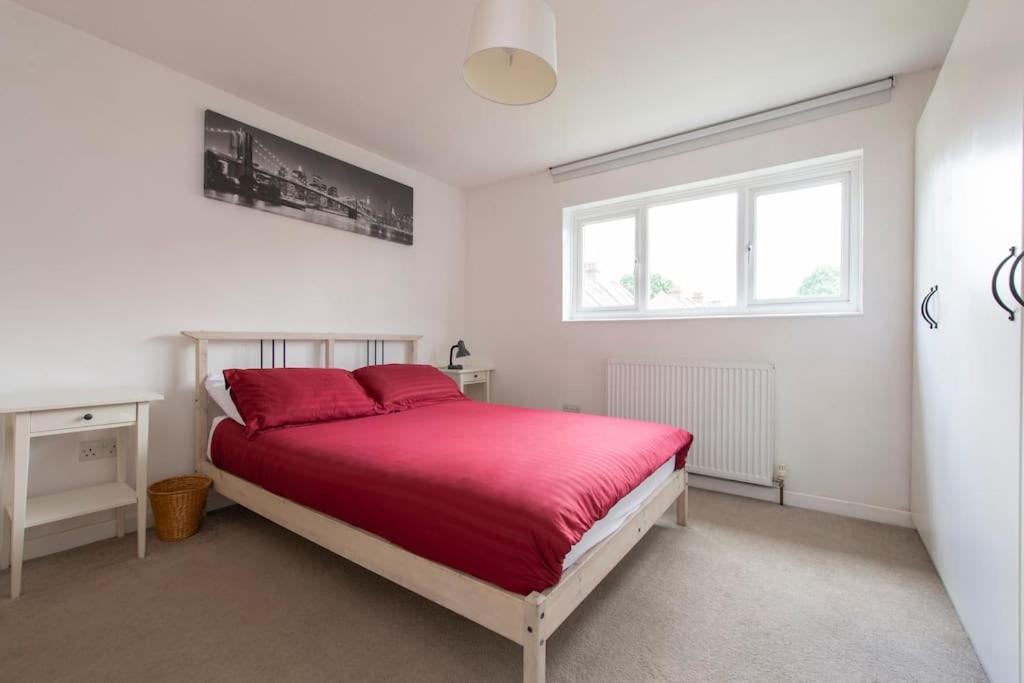 Holiday home Lovely 2-bed 15 Minutes To London
