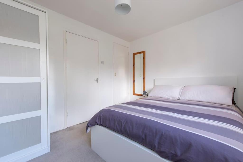 Holiday home Lovely 2-bed 15 Minutes To *