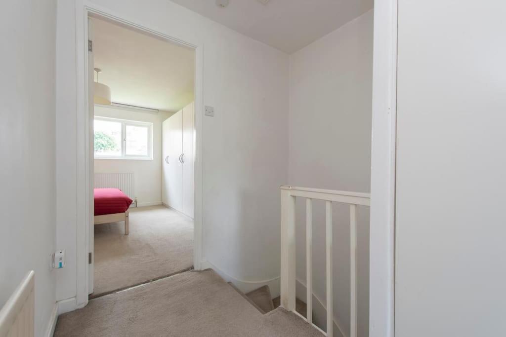 Lovely 2-bed 15 Minutes To Holiday home
