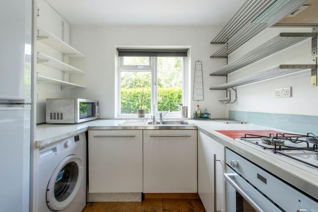 Lovely 2-bed 15 Minutes To Holiday home London