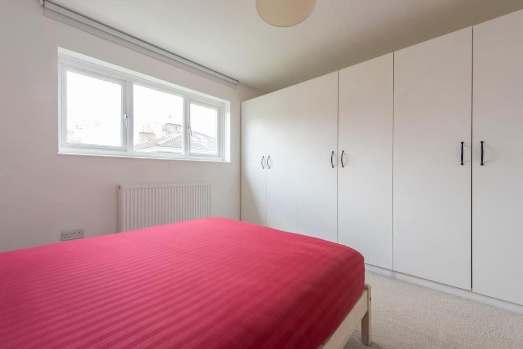 Lovely 2-bed 15 Minutes To Holiday home *
