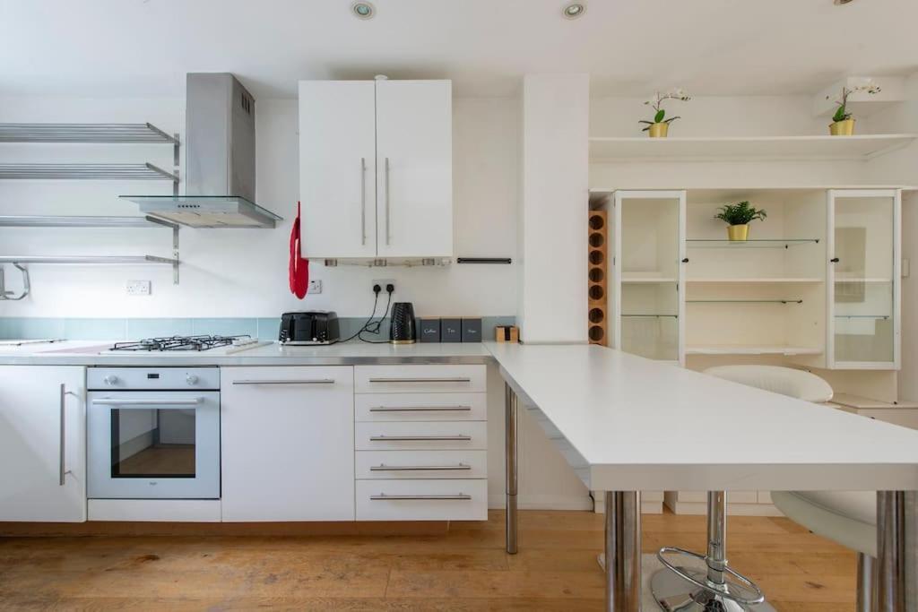 Lovely 2-bed 15 Minutes To Holiday home