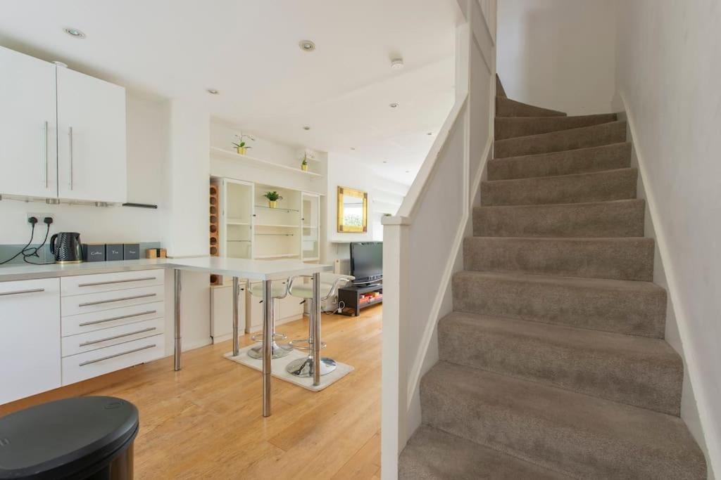 Holiday home Lovely 2-bed 15 Minutes To London