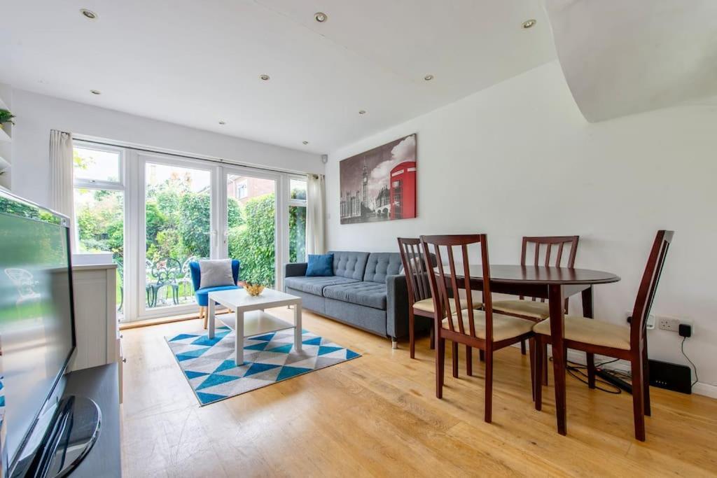 Lovely 2-bed 15 Minutes To Holiday home London