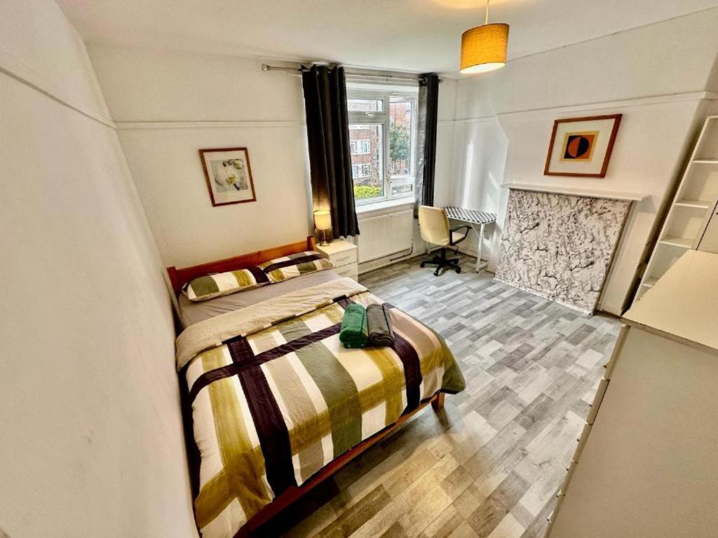 Aldgate East R2 Guest house *