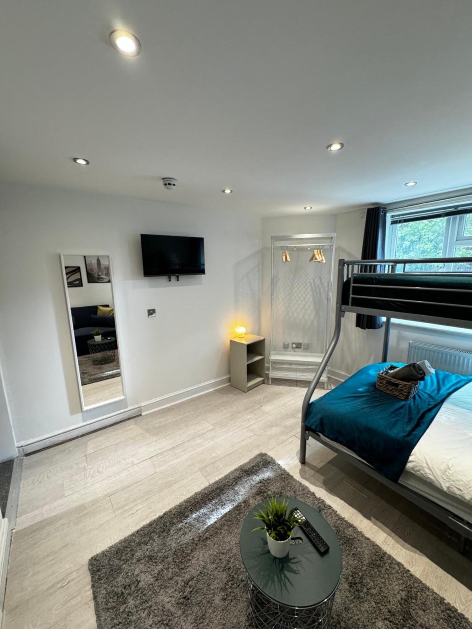 En-suite Bedroom For Up To 4! Sofa Bed - Near Stratford Londen
