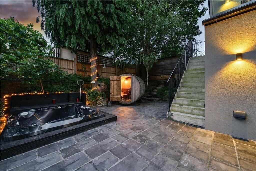 The Ridge - Luxury Designer With Hot Tub And Sauna, Bexley Borough Of Villa *