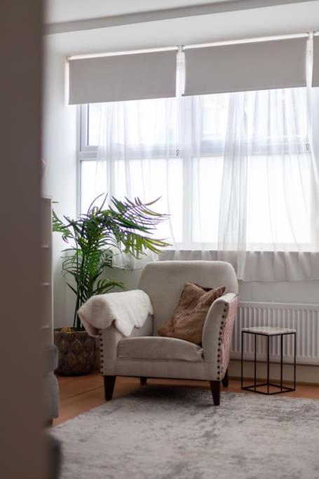 Spacious & Chic 3-bed House Near Leilighet London