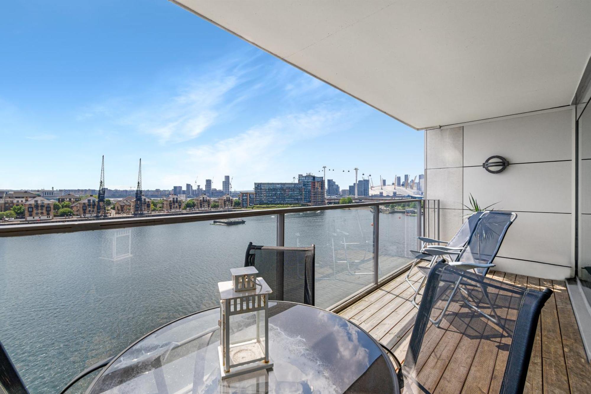Apartment Excel Waterfront Serenity London