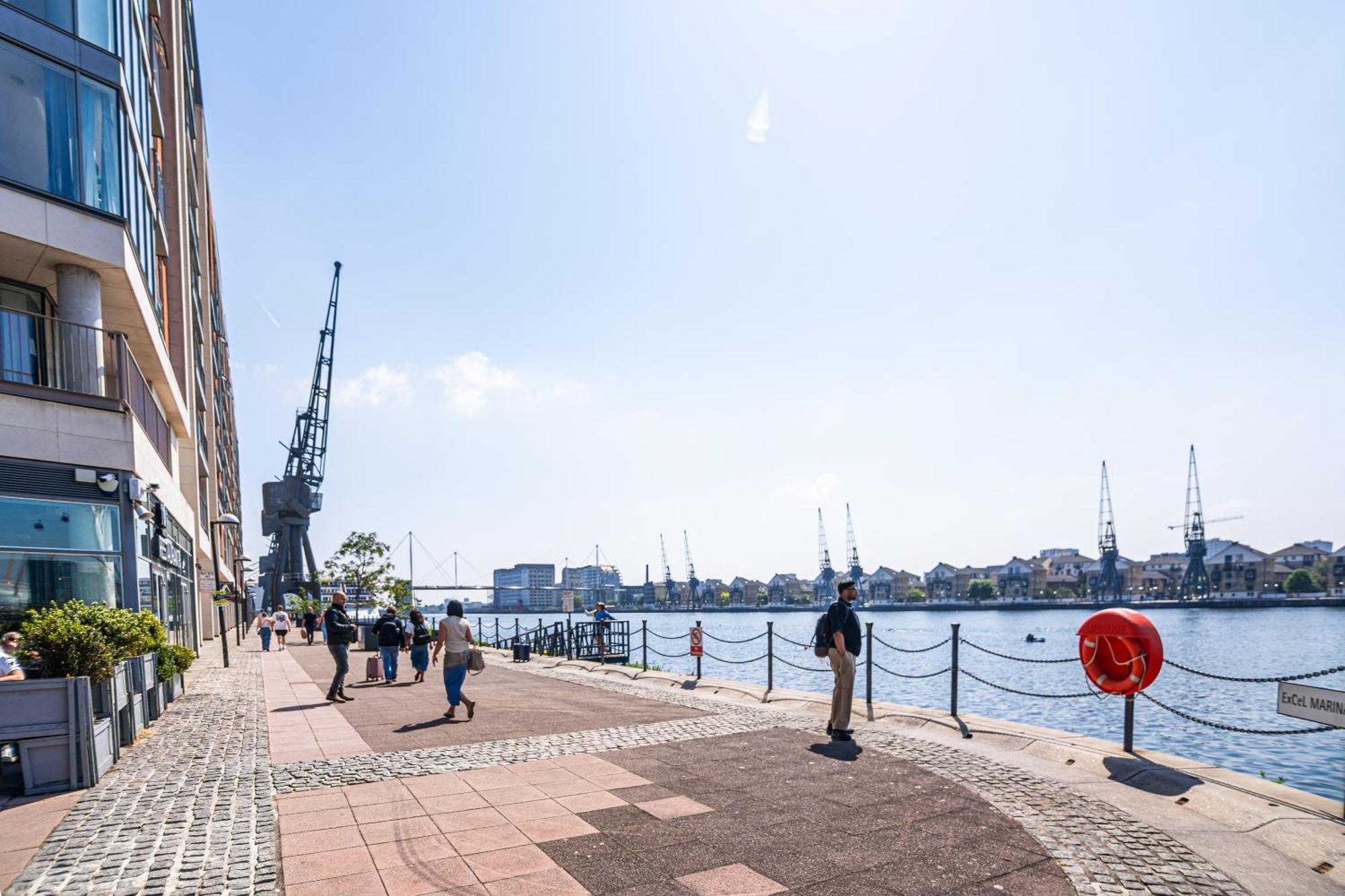 Apartment Excel Waterfront Serenity London