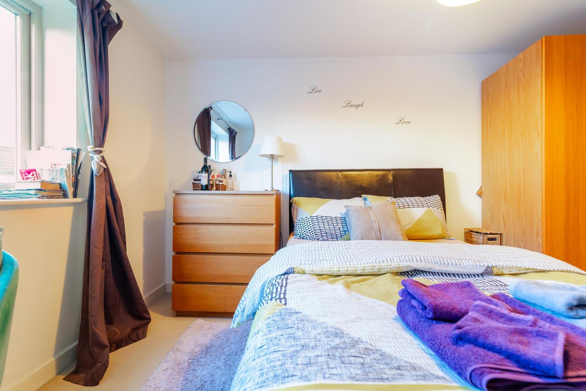 Homestay Modern Lovely Bedroom Close To Stations In East London, Zone 2 *
