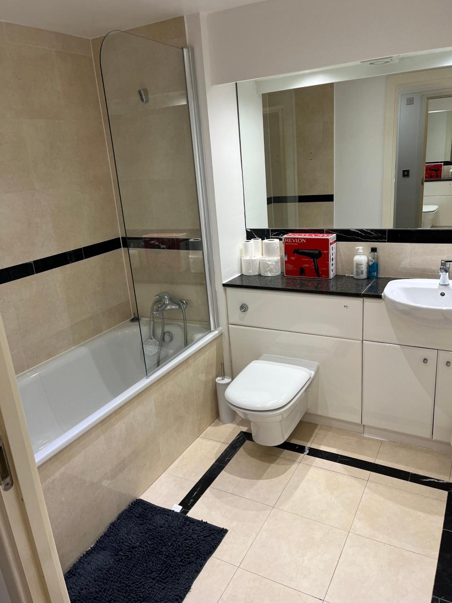 Gjestgiverier Roomzzz Near The Excel Exhibition Centre Royal Victoria O2 Arena Central 24 Hour Self Check-in *