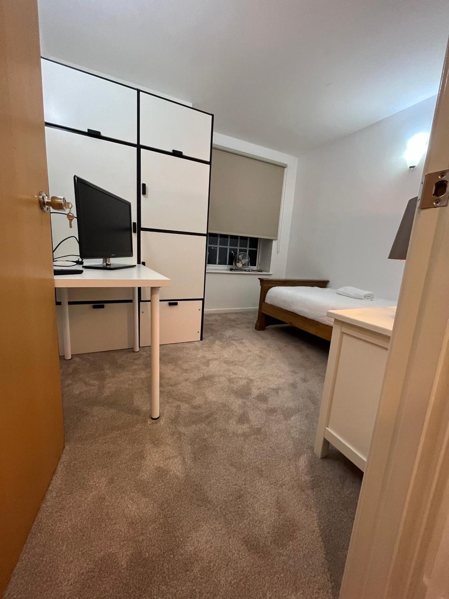 Gjestgiverier Roomzzz Near The Excel Exhibition Centre Royal Victoria O2 Arena Central 24 Hour Self Check-in