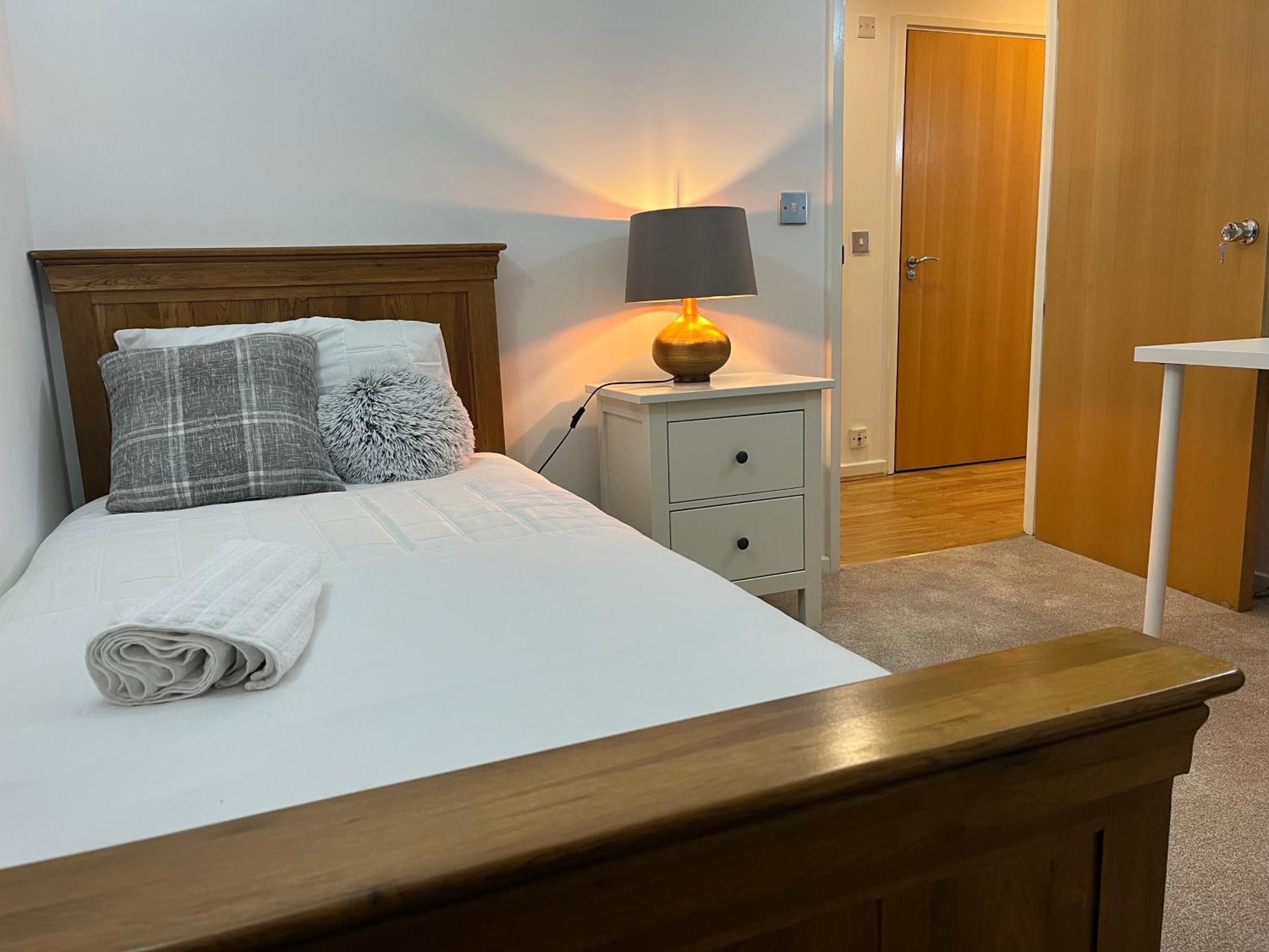 Gjestgiverier Roomzzz Near The Excel Exhibition Centre Royal Victoria O2 Arena Central 24 Hour Self Check-in *