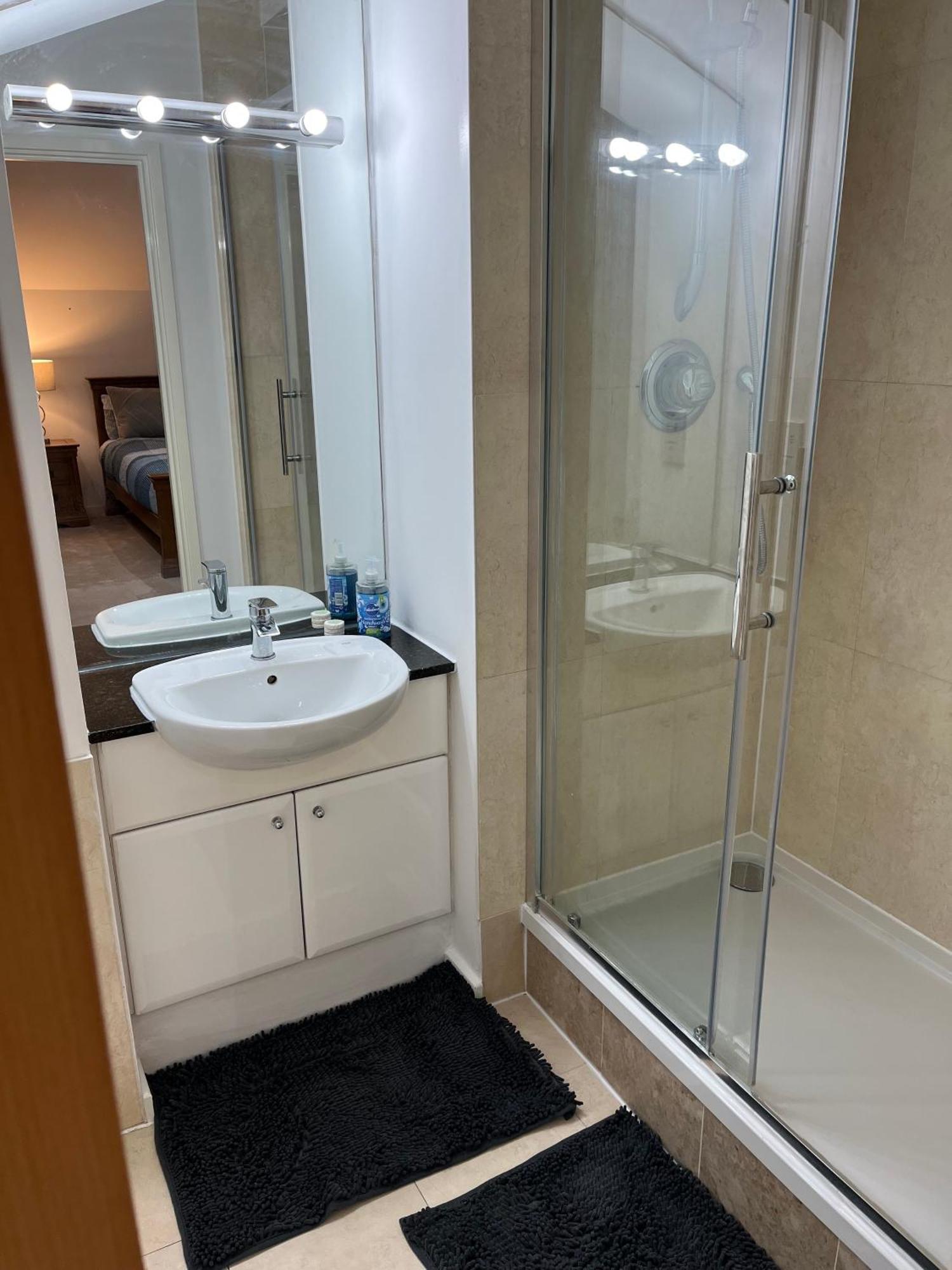 Gjestgiverier Roomzzz Near The Excel Exhibition Centre Royal Victoria O2 Arena Central 24 Hour Self Check-in