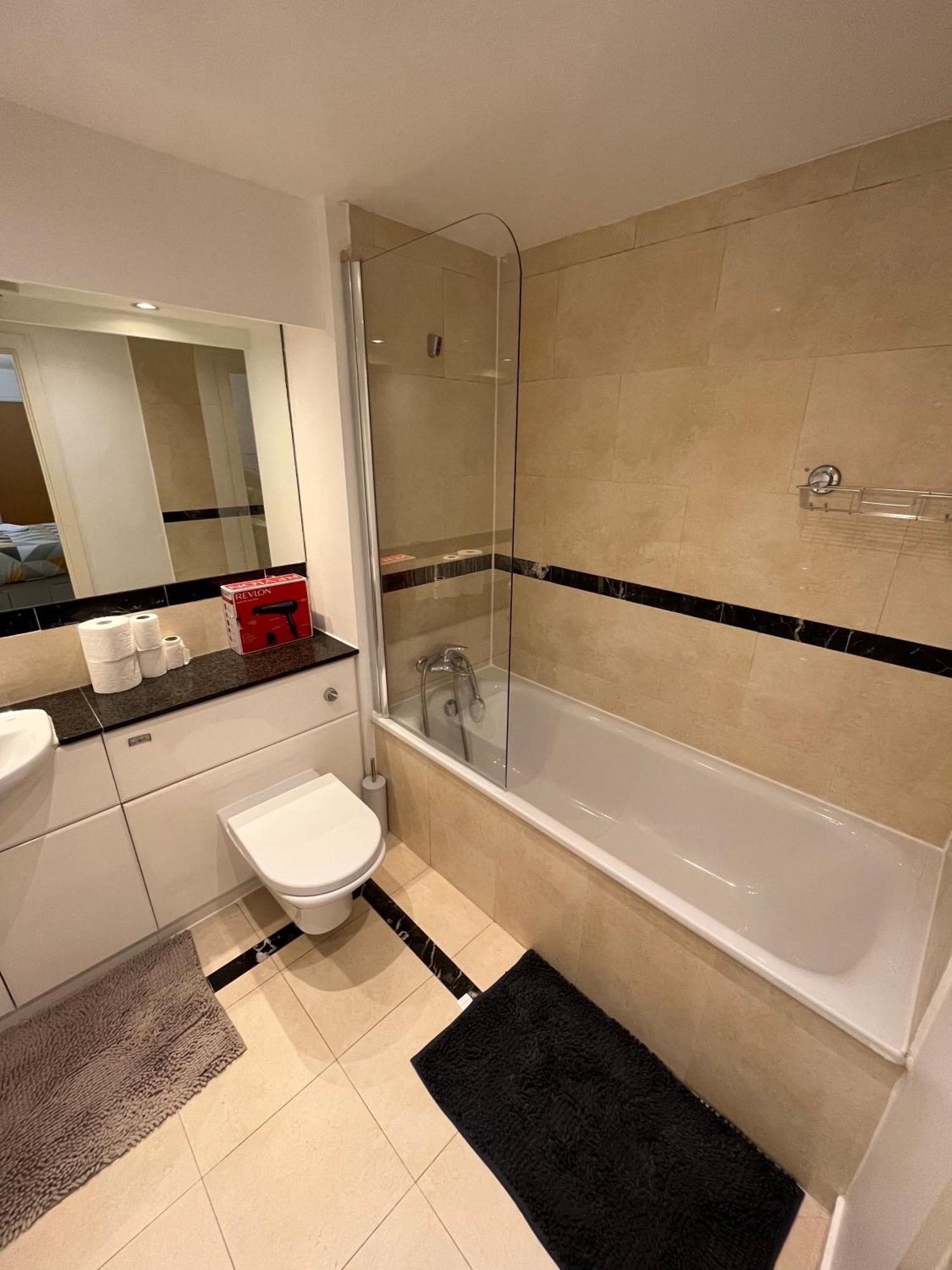 Roomzzz Near The Excel Exhibition Centre Royal Victoria O2 Arena Central 24 Hour Self Check-in Gjestgiverier London